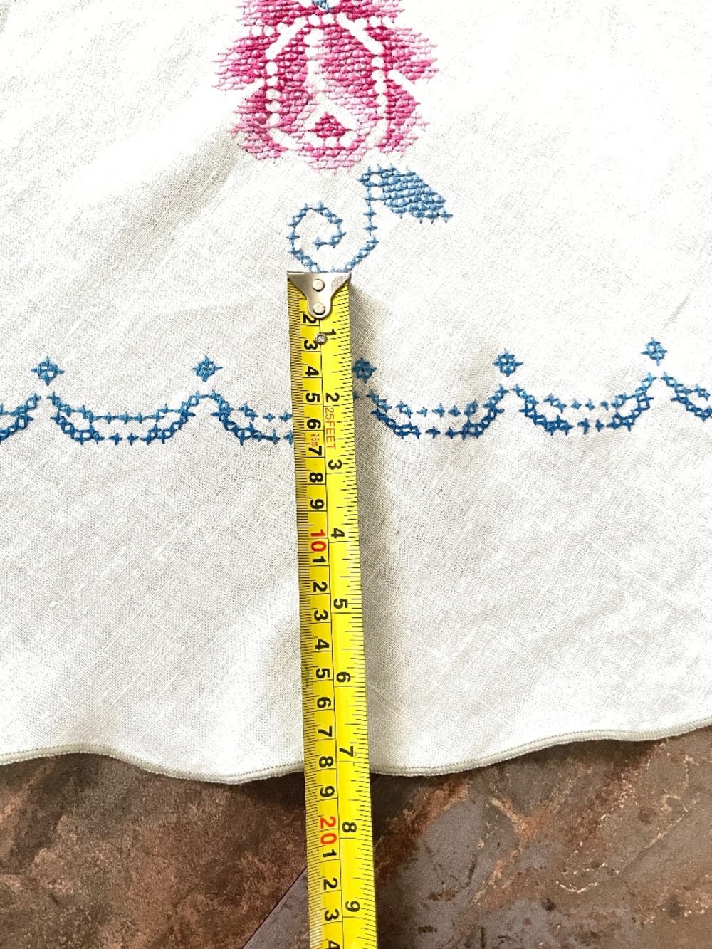 Vintage 64" Round Hand Embroidered Roses Linen Tablecloth Pink Blue - Picture 13 of 16